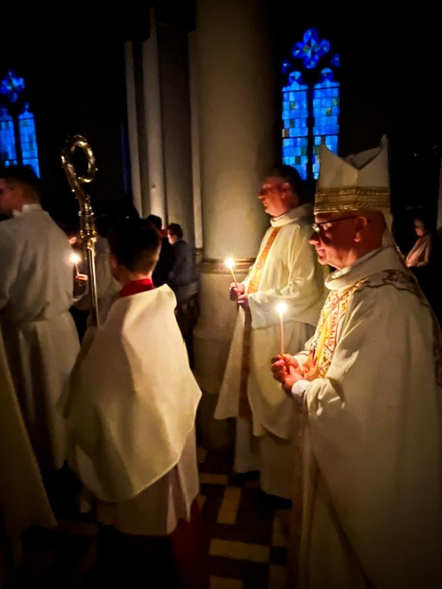 Zdjęcie w galerii na portalu naszraciborz.pl: Czas, wieczność i odnowienie u źródła. Wigilia Paschalna u św. Jana Chrzciciela w Raciborzu-Ostrogu z biskupem wiadomości z regionu
