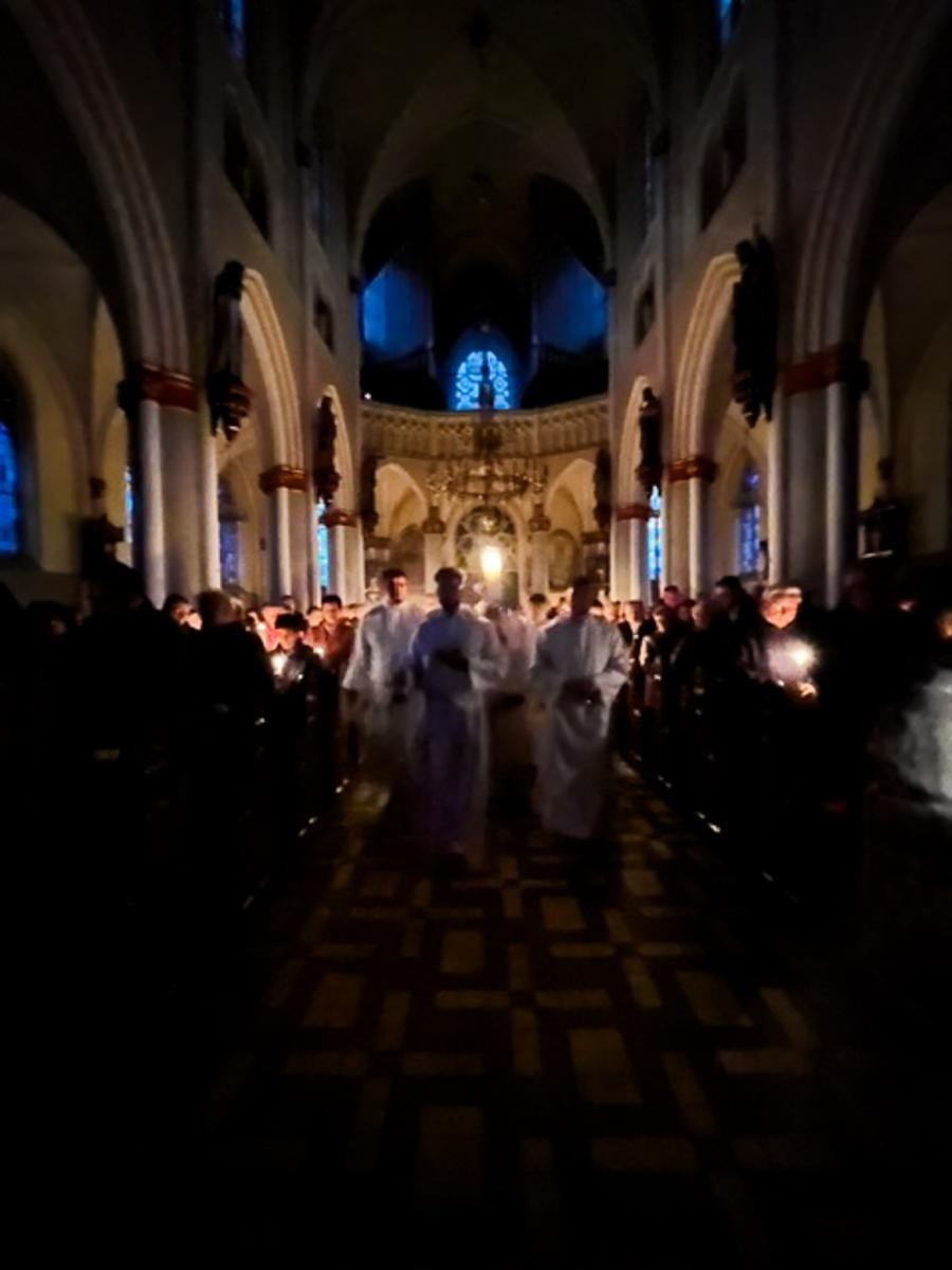 Zdjęcie w galerii na portalu naszraciborz.pl: Czas, wieczność i odnowienie u źródła. Wigilia Paschalna u św. Jana Chrzciciela w Raciborzu-Ostrogu z biskupem wiadomości z regionu