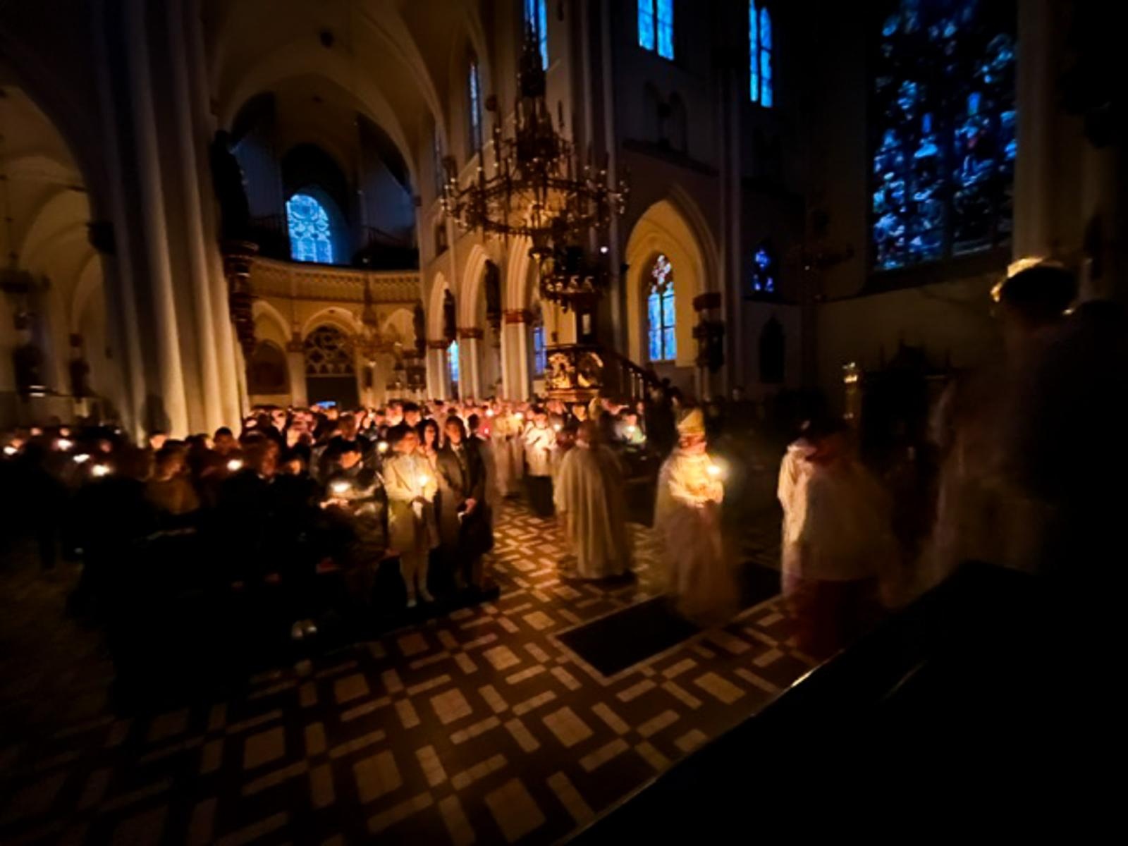 Zdjęcie w galerii na portalu naszraciborz.pl: Czas, wieczność i odnowienie u źródła. Wigilia Paschalna u św. Jana Chrzciciela w Raciborzu-Ostrogu z biskupem wiadomości z regionu