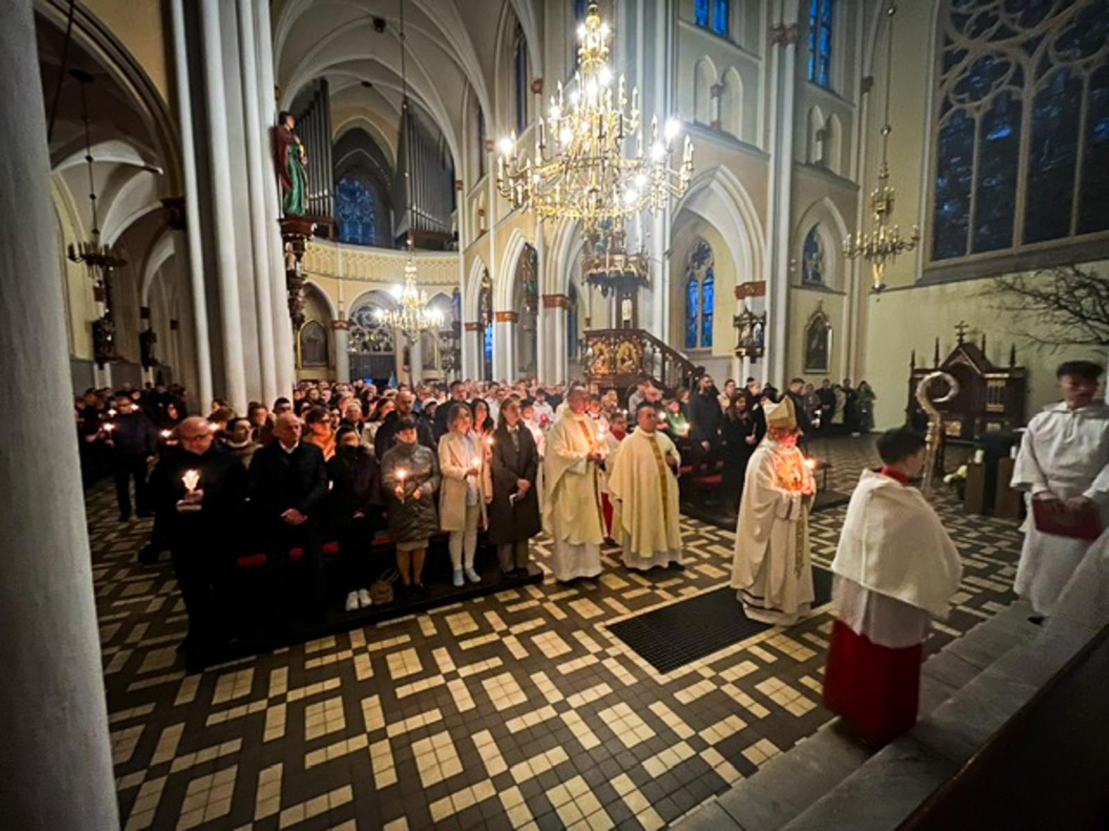 Zdjęcie w galerii na portalu naszraciborz.pl: Czas, wieczność i odnowienie u źródła. Wigilia Paschalna u św. Jana Chrzciciela w Raciborzu-Ostrogu z biskupem wiadomości z regionu