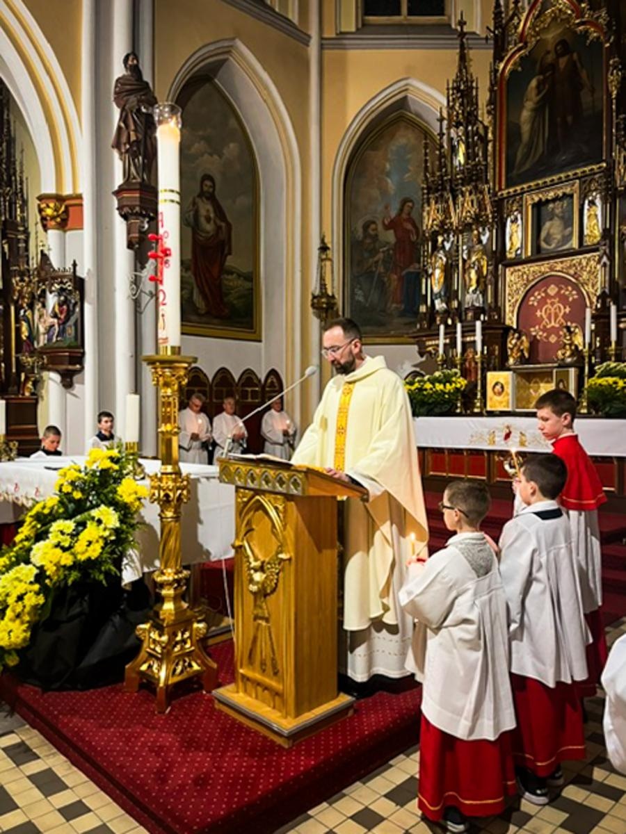 Zdjęcie w galerii na portalu naszraciborz.pl: Czas, wieczność i odnowienie u źródła. Wigilia Paschalna u św. Jana Chrzciciela w Raciborzu-Ostrogu z biskupem wiadomości z regionu