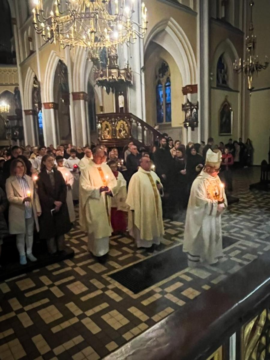 Zdjęcie w galerii na portalu naszraciborz.pl: Czas, wieczność i odnowienie u źródła. Wigilia Paschalna u św. Jana Chrzciciela w Raciborzu-Ostrogu z biskupem wiadomości z regionu