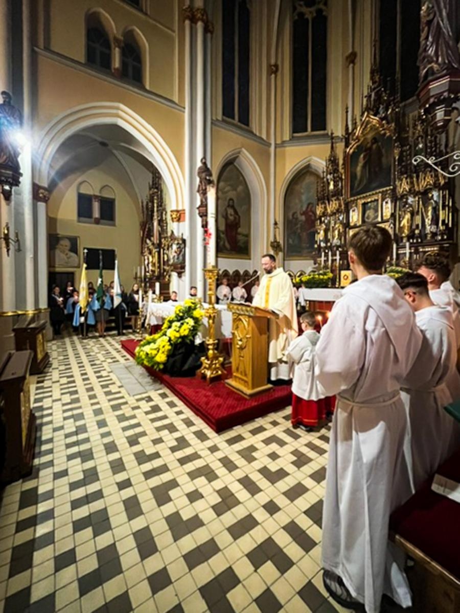 Zdjęcie w galerii na portalu naszraciborz.pl: Czas, wieczność i odnowienie u źródła. Wigilia Paschalna u św. Jana Chrzciciela w Raciborzu-Ostrogu z biskupem wiadomości z regionu