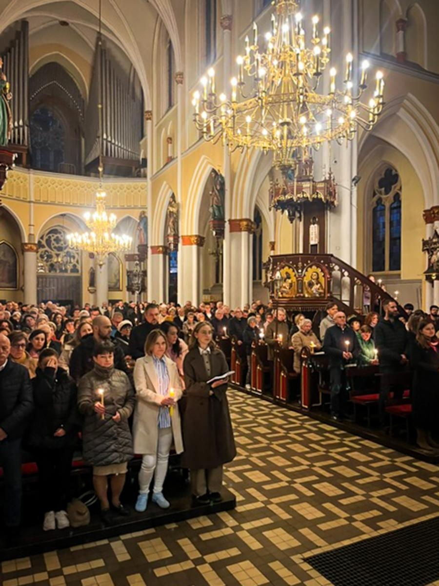 Zdjęcie w galerii na portalu naszraciborz.pl: Czas, wieczność i odnowienie u źródła. Wigilia Paschalna u św. Jana Chrzciciela w Raciborzu-Ostrogu z biskupem wiadomości z regionu