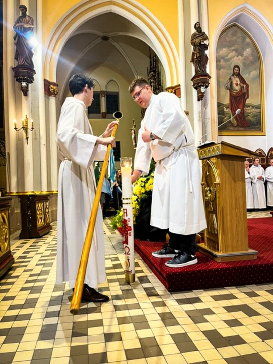 Zdjęcie w galerii na portalu naszraciborz.pl: Czas, wieczność i odnowienie u źródła. Wigilia Paschalna u św. Jana Chrzciciela w Raciborzu-Ostrogu z biskupem wiadomości z regionu