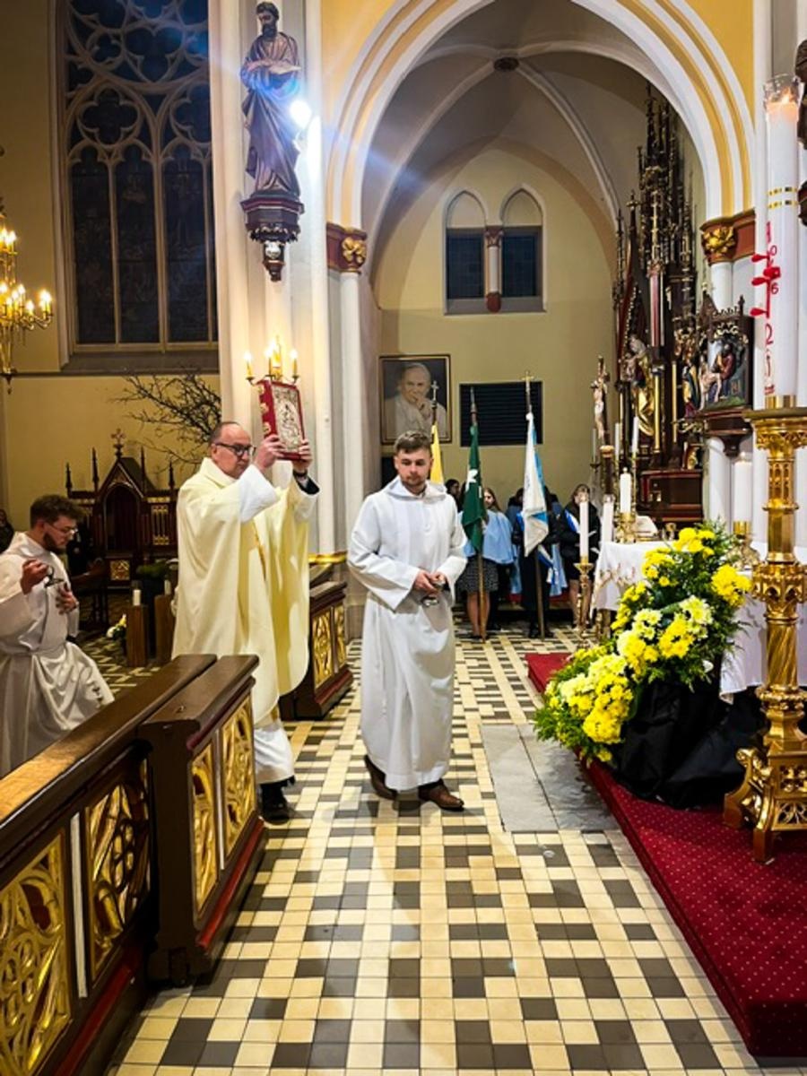 Zdjęcie w galerii na portalu naszraciborz.pl: Czas, wieczność i odnowienie u źródła. Wigilia Paschalna u św. Jana Chrzciciela w Raciborzu-Ostrogu z biskupem wiadomości z regionu