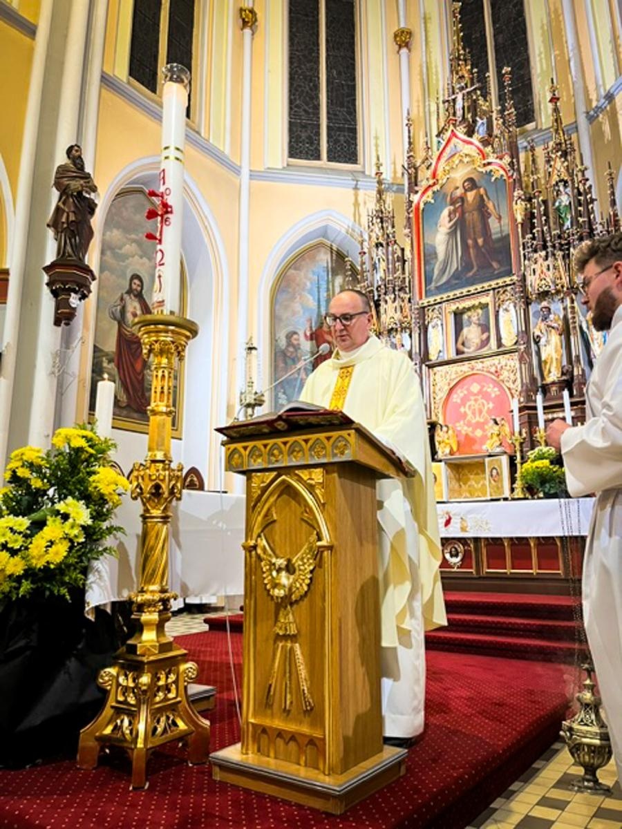 Zdjęcie w galerii na portalu naszraciborz.pl: Czas, wieczność i odnowienie u źródła. Wigilia Paschalna u św. Jana Chrzciciela w Raciborzu-Ostrogu z biskupem wiadomości z regionu