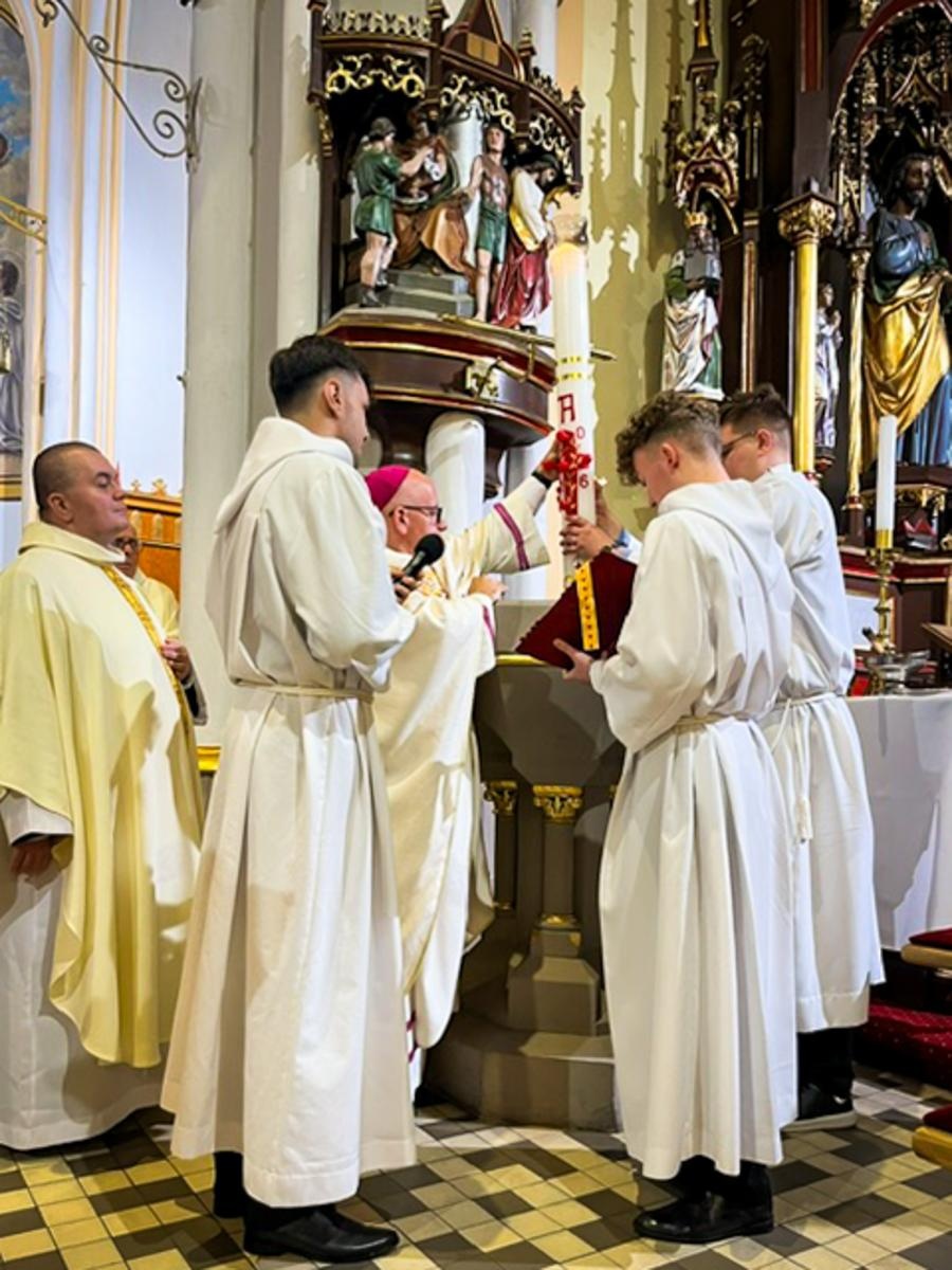 Zdjęcie w galerii na portalu naszraciborz.pl: Czas, wieczność i odnowienie u źródła. Wigilia Paschalna u św. Jana Chrzciciela w Raciborzu-Ostrogu z biskupem wiadomości z regionu