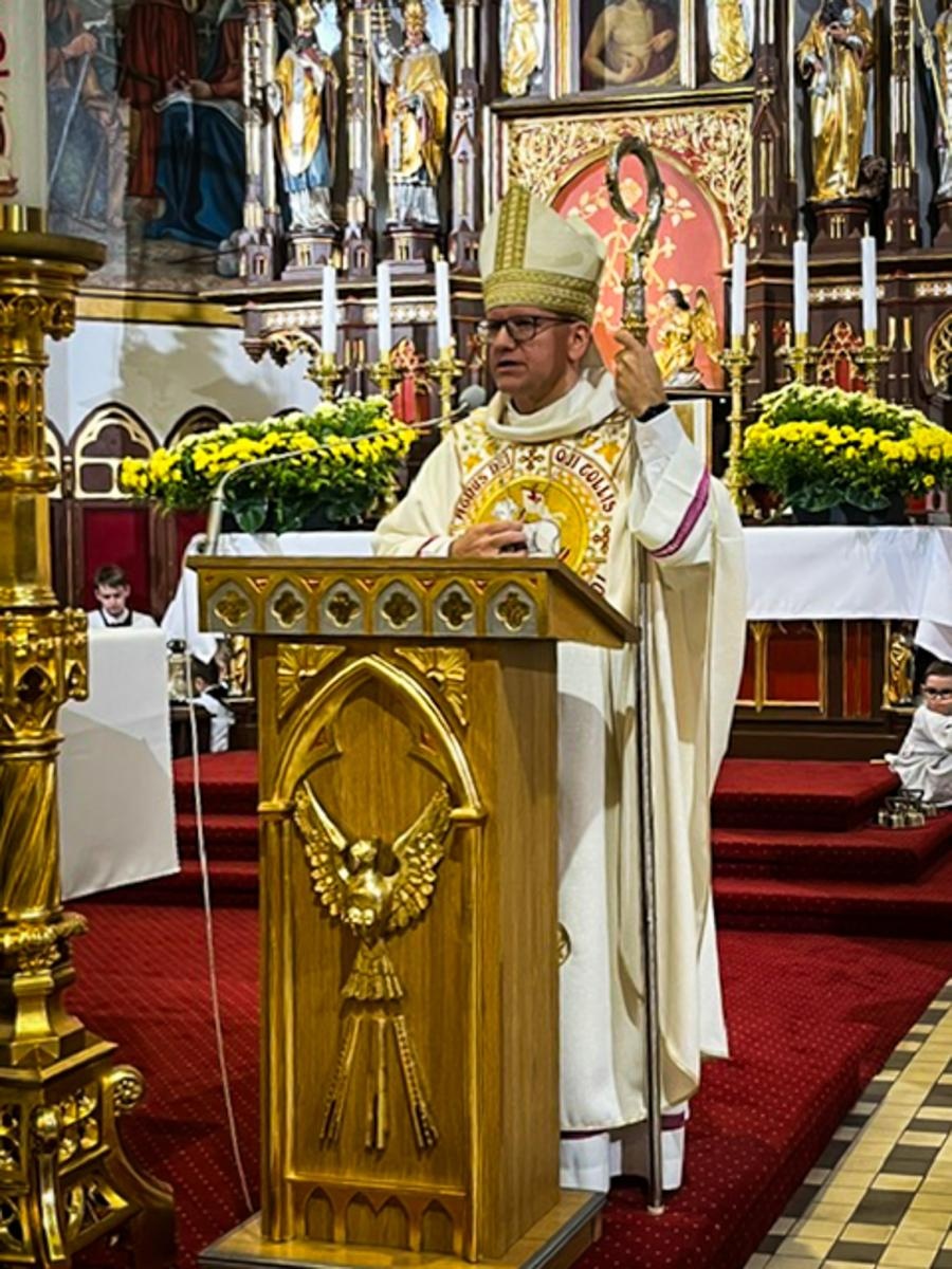 Zdjęcie w galerii na portalu naszraciborz.pl: Czas, wieczność i odnowienie u źródła. Wigilia Paschalna u św. Jana Chrzciciela w Raciborzu-Ostrogu z biskupem wiadomości z regionu