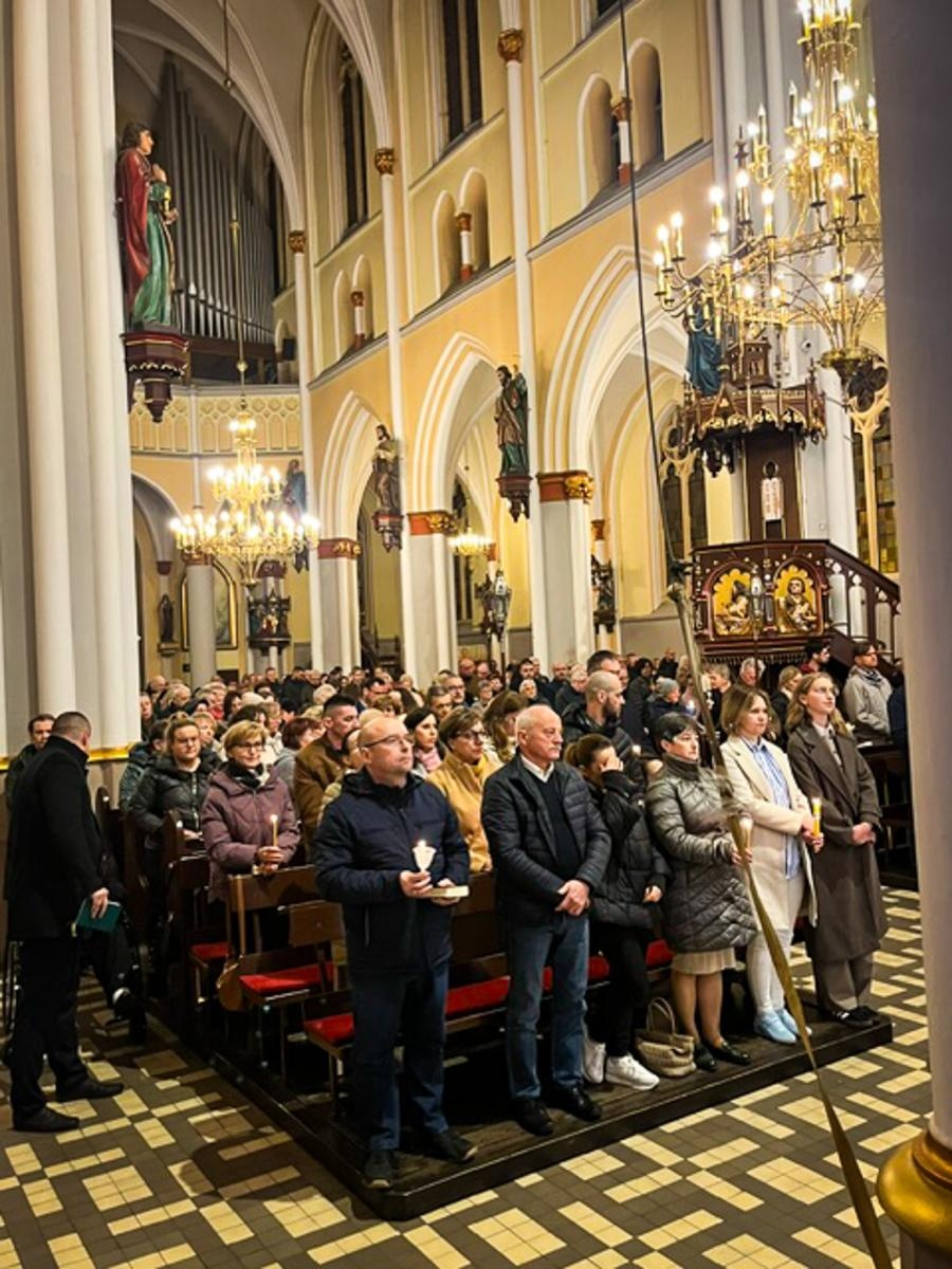 Zdjęcie w galerii na portalu naszraciborz.pl: Czas, wieczność i odnowienie u źródła. Wigilia Paschalna u św. Jana Chrzciciela w Raciborzu-Ostrogu z biskupem wiadomości z regionu