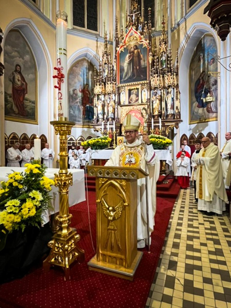 Zdjęcie w galerii na portalu naszraciborz.pl: Czas, wieczność i odnowienie u źródła. Wigilia Paschalna u św. Jana Chrzciciela w Raciborzu-Ostrogu z biskupem wiadomości z regionu