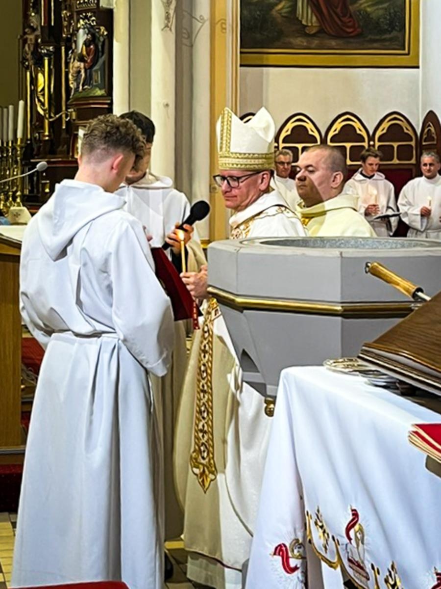 Zdjęcie w galerii na portalu naszraciborz.pl: Czas, wieczność i odnowienie u źródła. Wigilia Paschalna u św. Jana Chrzciciela w Raciborzu-Ostrogu z biskupem wiadomości z regionu