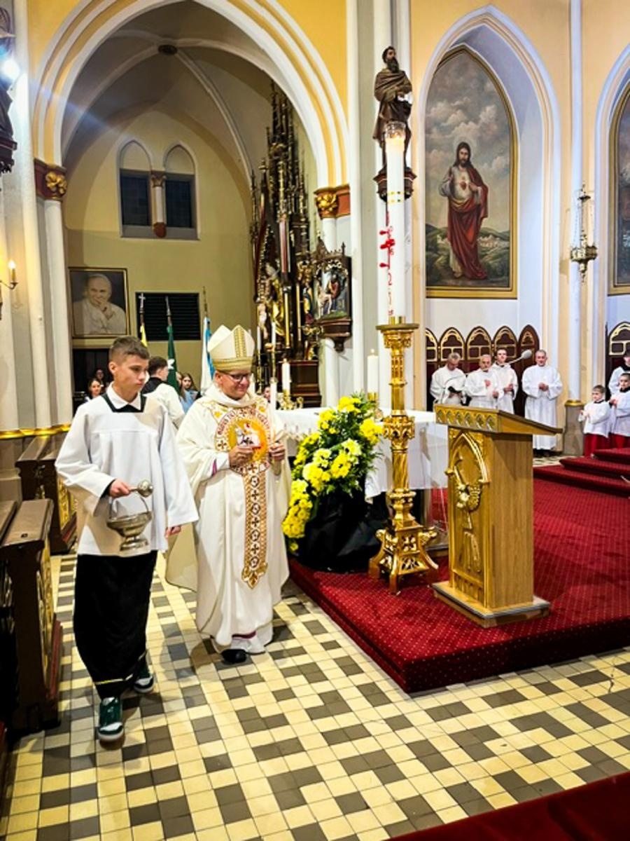 Zdjęcie w galerii na portalu naszraciborz.pl: Czas, wieczność i odnowienie u źródła. Wigilia Paschalna u św. Jana Chrzciciela w Raciborzu-Ostrogu z biskupem wiadomości z regionu