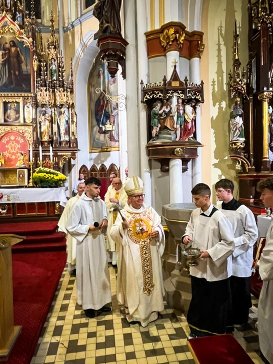 Zdjęcie w galerii na portalu naszraciborz.pl: Czas, wieczność i odnowienie u źródła. Wigilia Paschalna u św. Jana Chrzciciela w Raciborzu-Ostrogu z biskupem wiadomości z regionu