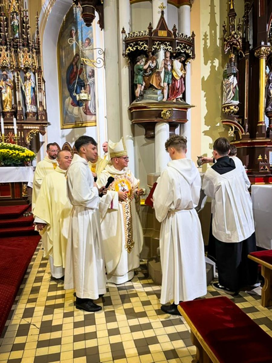 Zdjęcie w galerii na portalu naszraciborz.pl: Czas, wieczność i odnowienie u źródła. Wigilia Paschalna u św. Jana Chrzciciela w Raciborzu-Ostrogu z biskupem wiadomości z regionu