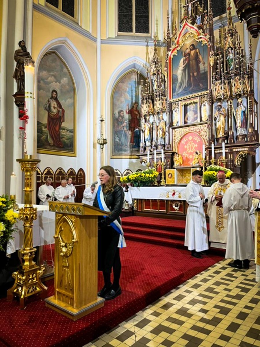 Zdjęcie w galerii na portalu naszraciborz.pl: Czas, wieczność i odnowienie u źródła. Wigilia Paschalna u św. Jana Chrzciciela w Raciborzu-Ostrogu z biskupem wiadomości z regionu