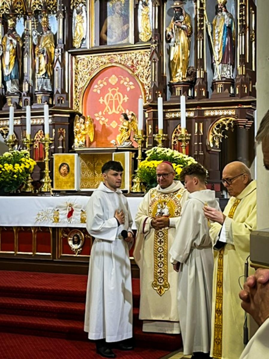 Zdjęcie w galerii na portalu naszraciborz.pl: Czas, wieczność i odnowienie u źródła. Wigilia Paschalna u św. Jana Chrzciciela w Raciborzu-Ostrogu z biskupem wiadomości z regionu