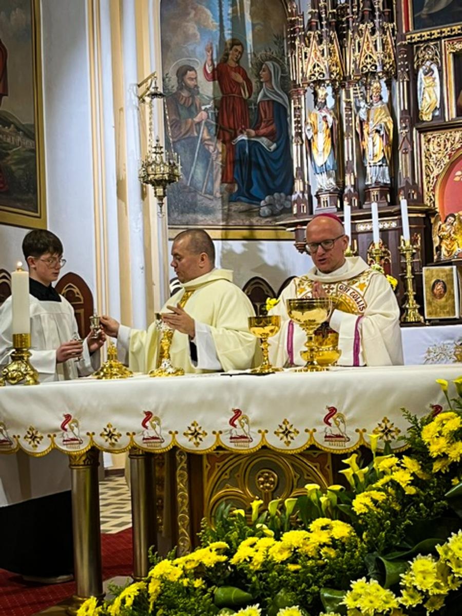Zdjęcie w galerii na portalu naszraciborz.pl: Czas, wieczność i odnowienie u źródła. Wigilia Paschalna u św. Jana Chrzciciela w Raciborzu-Ostrogu z biskupem wiadomości z regionu