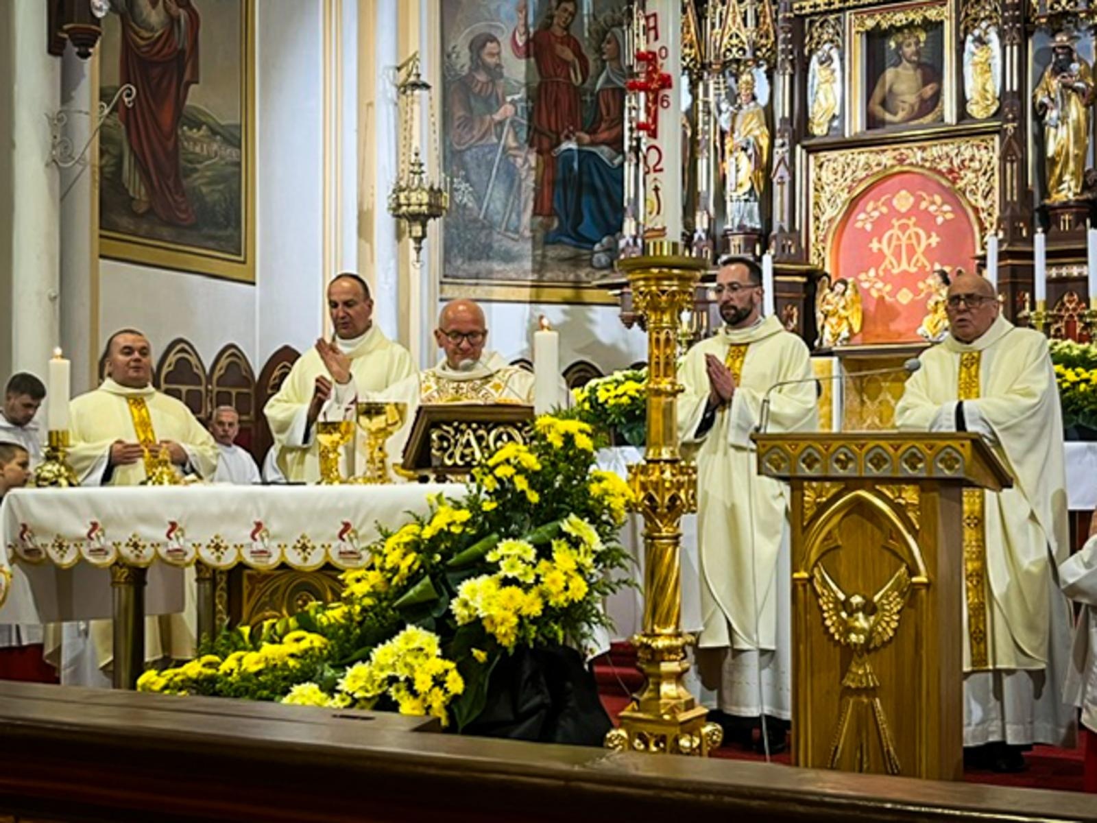 Zdjęcie w galerii na portalu naszraciborz.pl: Czas, wieczność i odnowienie u źródła. Wigilia Paschalna u św. Jana Chrzciciela w Raciborzu-Ostrogu z biskupem wiadomości z regionu
