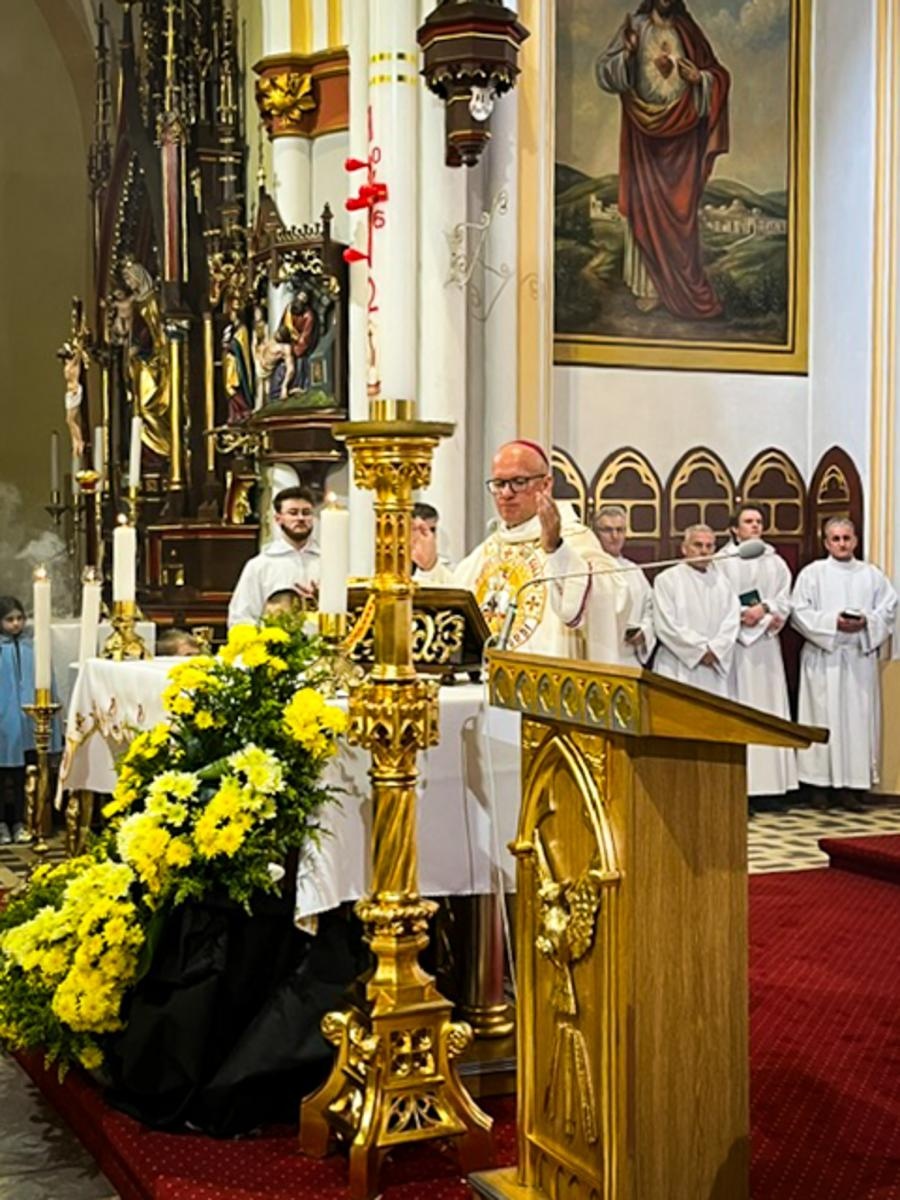 Zdjęcie w galerii na portalu naszraciborz.pl: Czas, wieczność i odnowienie u źródła. Wigilia Paschalna u św. Jana Chrzciciela w Raciborzu-Ostrogu z biskupem wiadomości z regionu