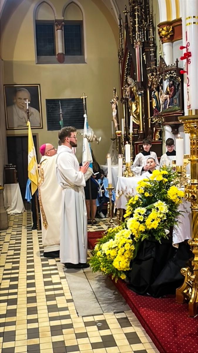 Zdjęcie w galerii na portalu naszraciborz.pl: Czas, wieczność i odnowienie u źródła. Wigilia Paschalna u św. Jana Chrzciciela w Raciborzu-Ostrogu z biskupem wiadomości z regionu