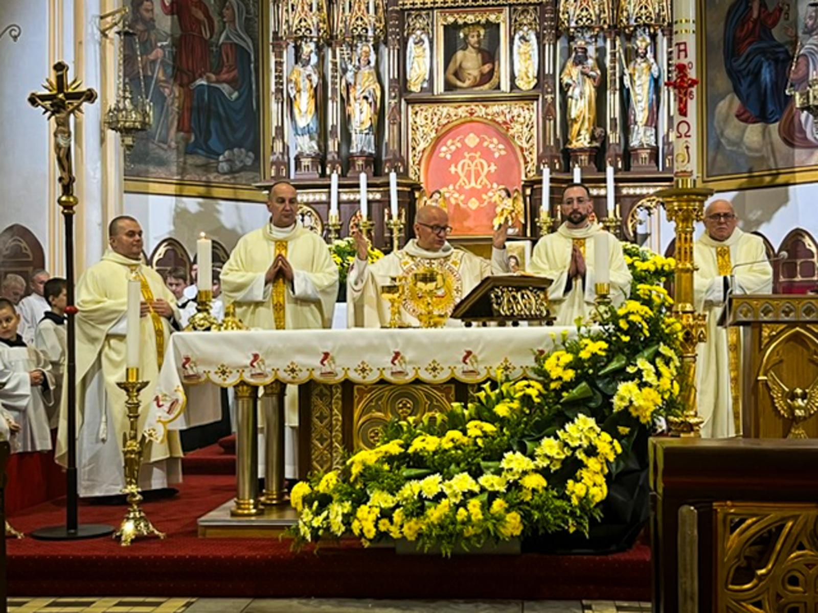Zdjęcie w galerii na portalu naszraciborz.pl: Czas, wieczność i odnowienie u źródła. Wigilia Paschalna u św. Jana Chrzciciela w Raciborzu-Ostrogu z biskupem wiadomości z regionu