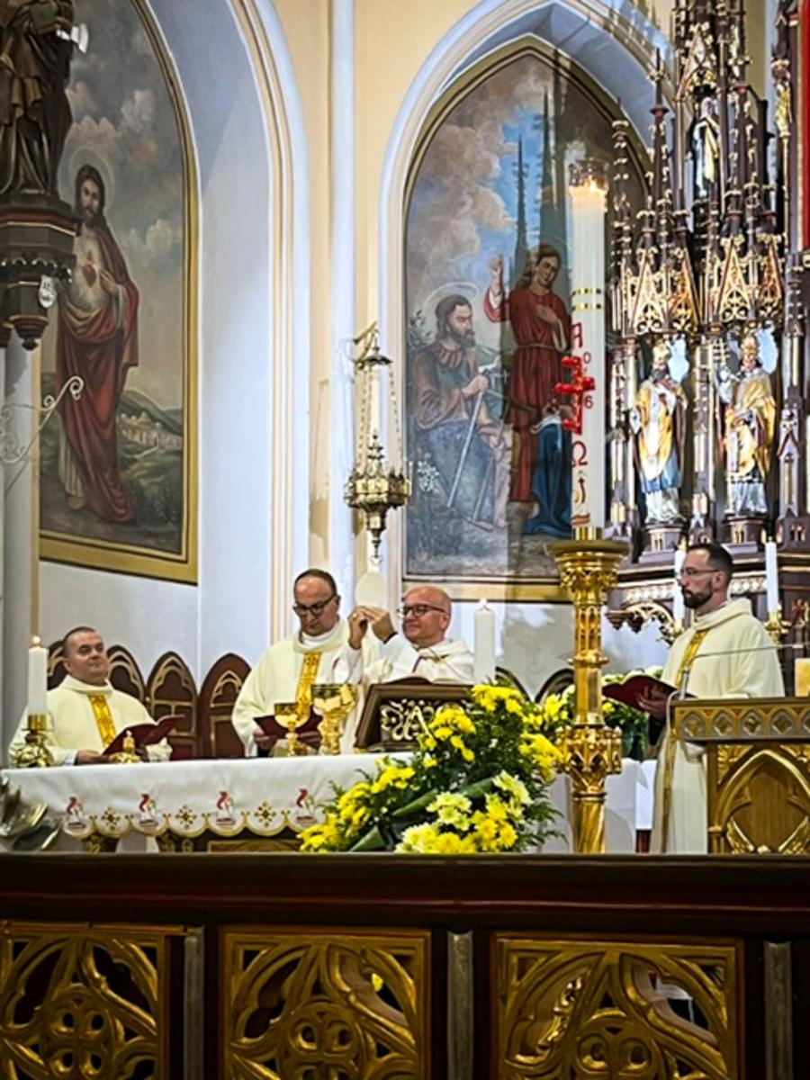 Zdjęcie w galerii na portalu naszraciborz.pl: Czas, wieczność i odnowienie u źródła. Wigilia Paschalna u św. Jana Chrzciciela w Raciborzu-Ostrogu z biskupem wiadomości z regionu
