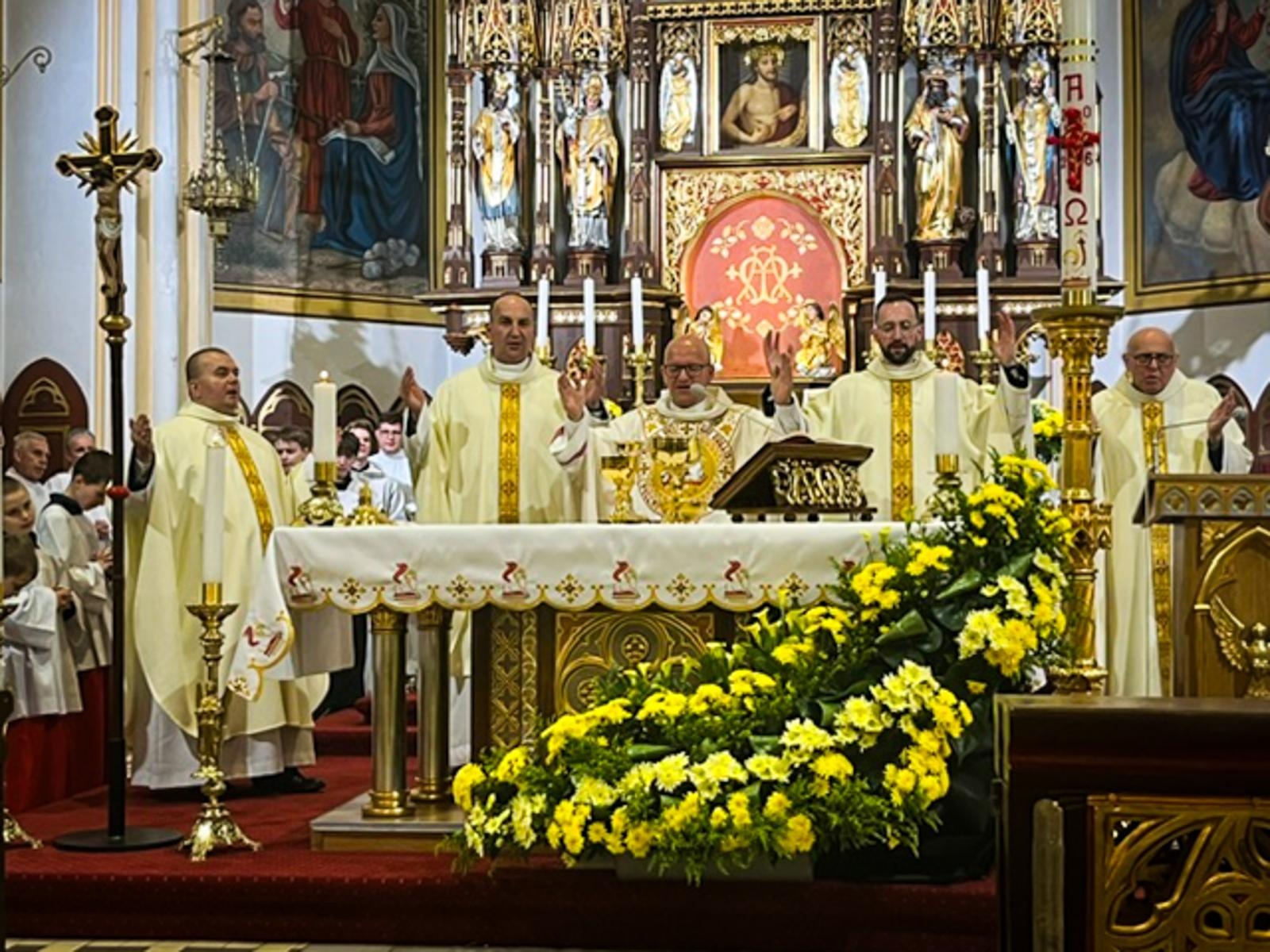 Zdjęcie w galerii na portalu naszraciborz.pl: Czas, wieczność i odnowienie u źródła. Wigilia Paschalna u św. Jana Chrzciciela w Raciborzu-Ostrogu z biskupem wiadomości z regionu