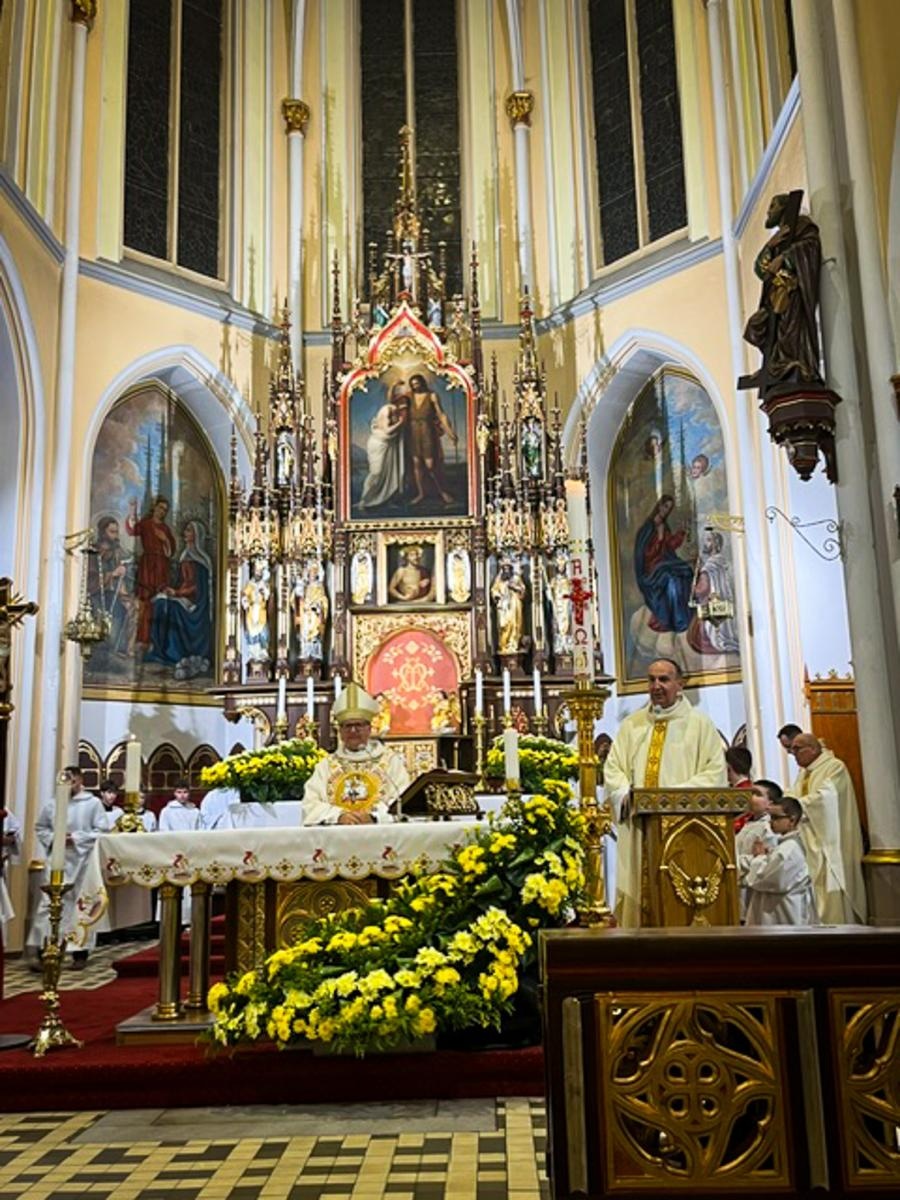 Zdjęcie w galerii na portalu naszraciborz.pl: Czas, wieczność i odnowienie u źródła. Wigilia Paschalna u św. Jana Chrzciciela w Raciborzu-Ostrogu z biskupem wiadomości z regionu
