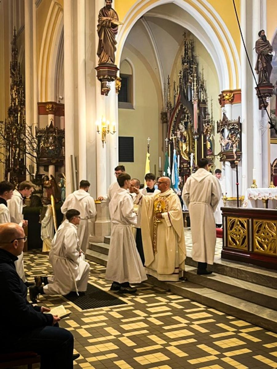 Zdjęcie w galerii na portalu naszraciborz.pl: Czas, wieczność i odnowienie u źródła. Wigilia Paschalna u św. Jana Chrzciciela w Raciborzu-Ostrogu z biskupem wiadomości z regionu