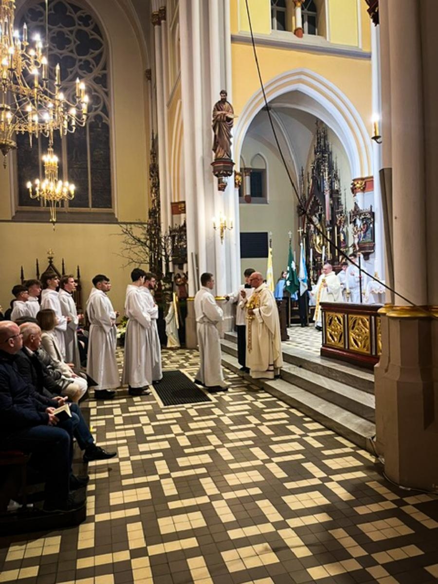 Zdjęcie w galerii na portalu naszraciborz.pl: Czas, wieczność i odnowienie u źródła. Wigilia Paschalna u św. Jana Chrzciciela w Raciborzu-Ostrogu z biskupem wiadomości z regionu