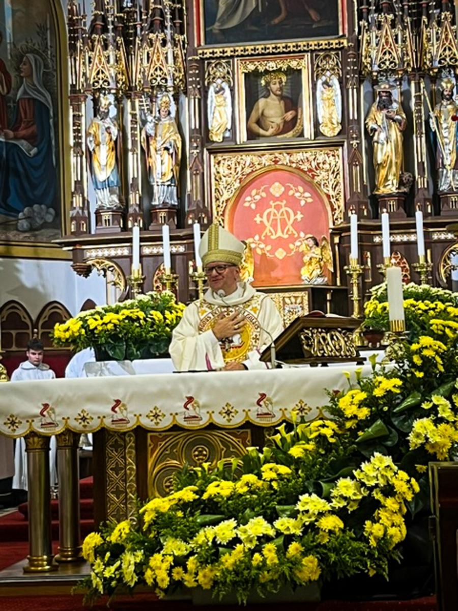 Zdjęcie w galerii na portalu naszraciborz.pl: Czas, wieczność i odnowienie u źródła. Wigilia Paschalna u św. Jana Chrzciciela w Raciborzu-Ostrogu z biskupem wiadomości z regionu