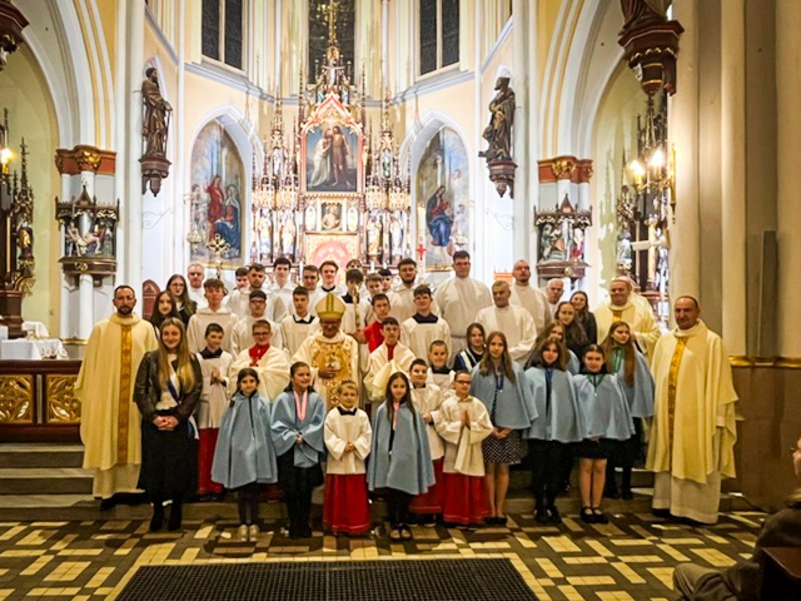 Zdjęcie w galerii na portalu naszraciborz.pl: Czas, wieczność i odnowienie u źródła. Wigilia Paschalna u św. Jana Chrzciciela w Raciborzu-Ostrogu z biskupem wiadomości z regionu