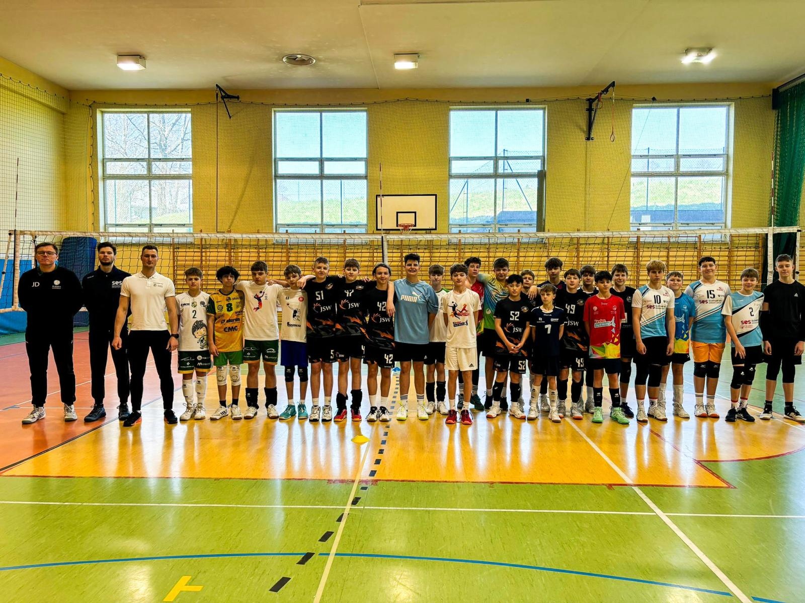 Zdjęcie w galerii na portalu naszraciborz.pl: Zawodnicy Klubu Siatkarskiego Racibórz w kadrach wojewódzkich wiadomości z regionu