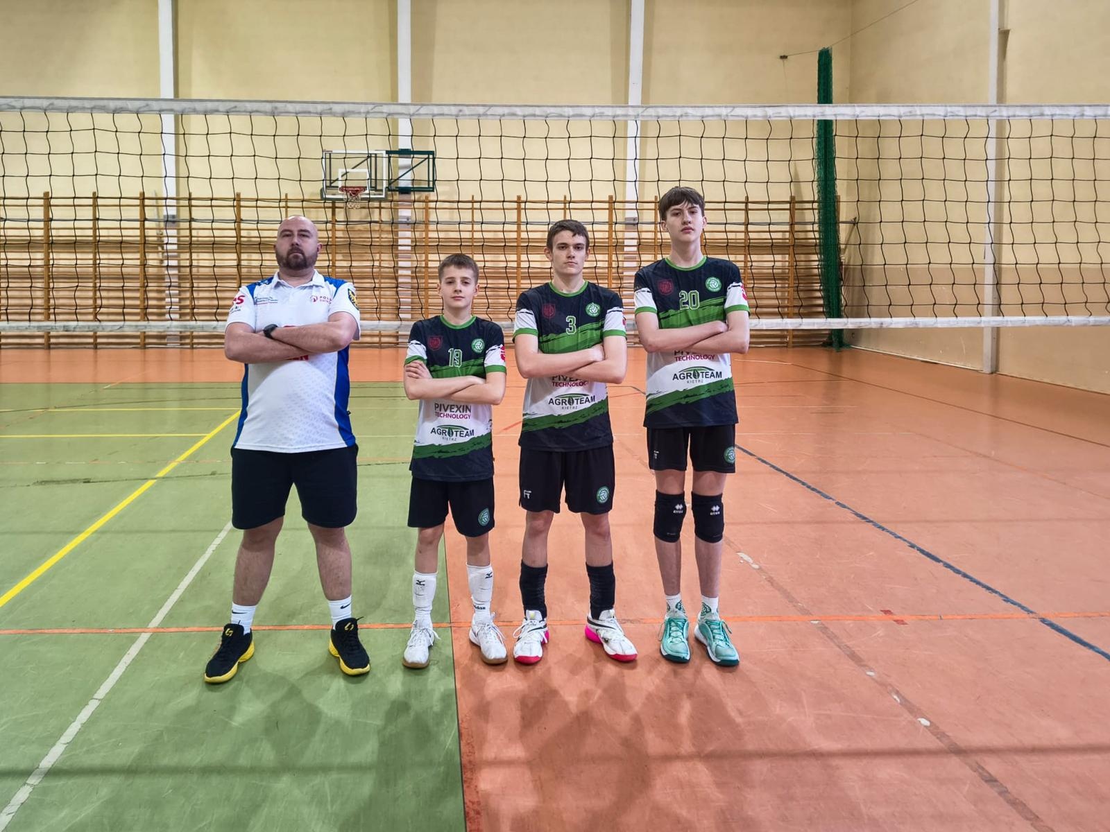 Zdjęcie w galerii na portalu naszraciborz.pl: Zawodnicy Klubu Siatkarskiego Racibórz w kadrach wojewódzkich wiadomości z regionu