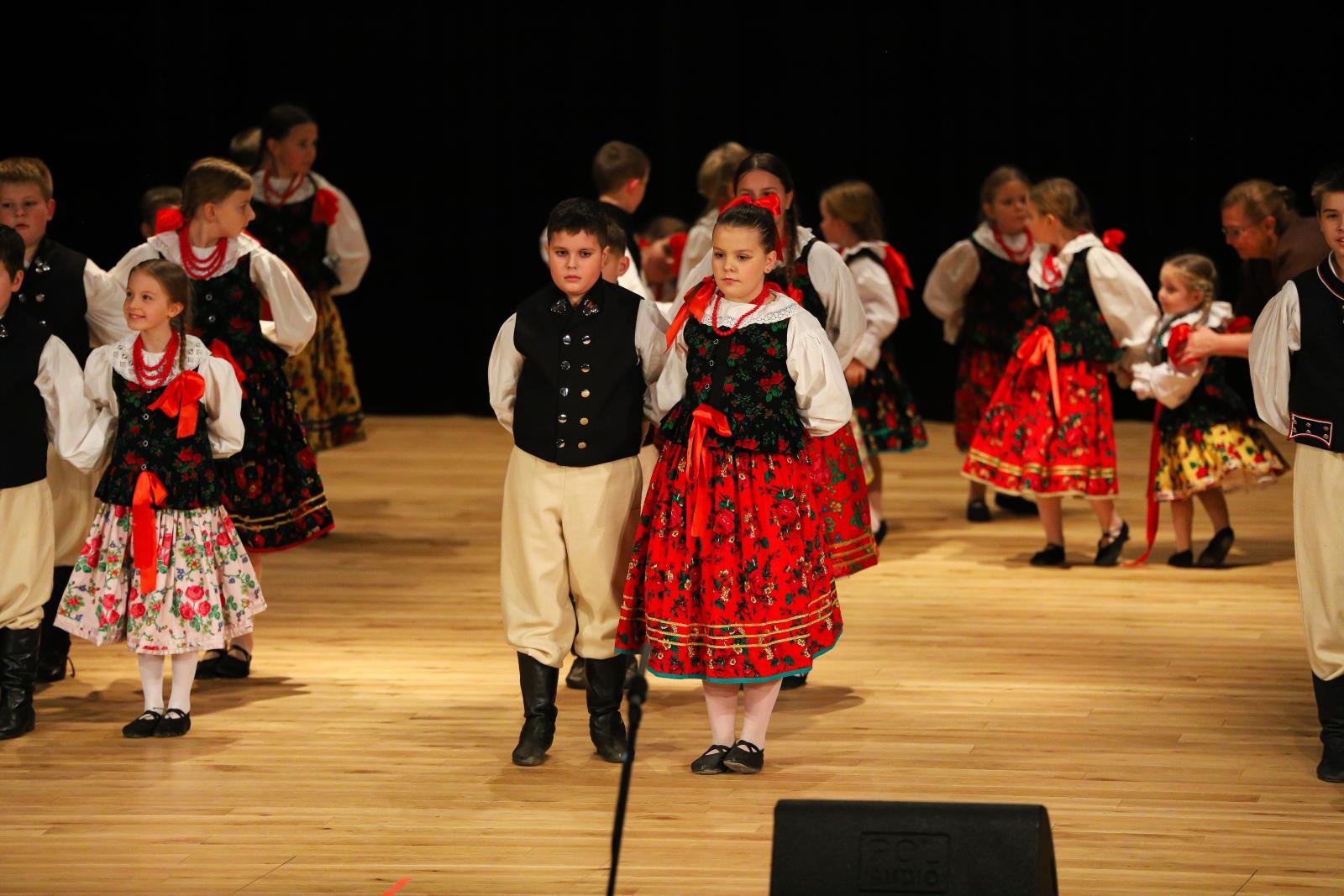 Zdjęcie w galerii na portalu naszraciborz.pl: Taneczna podróż przez siedem regionów Polski wiadomości z regionu