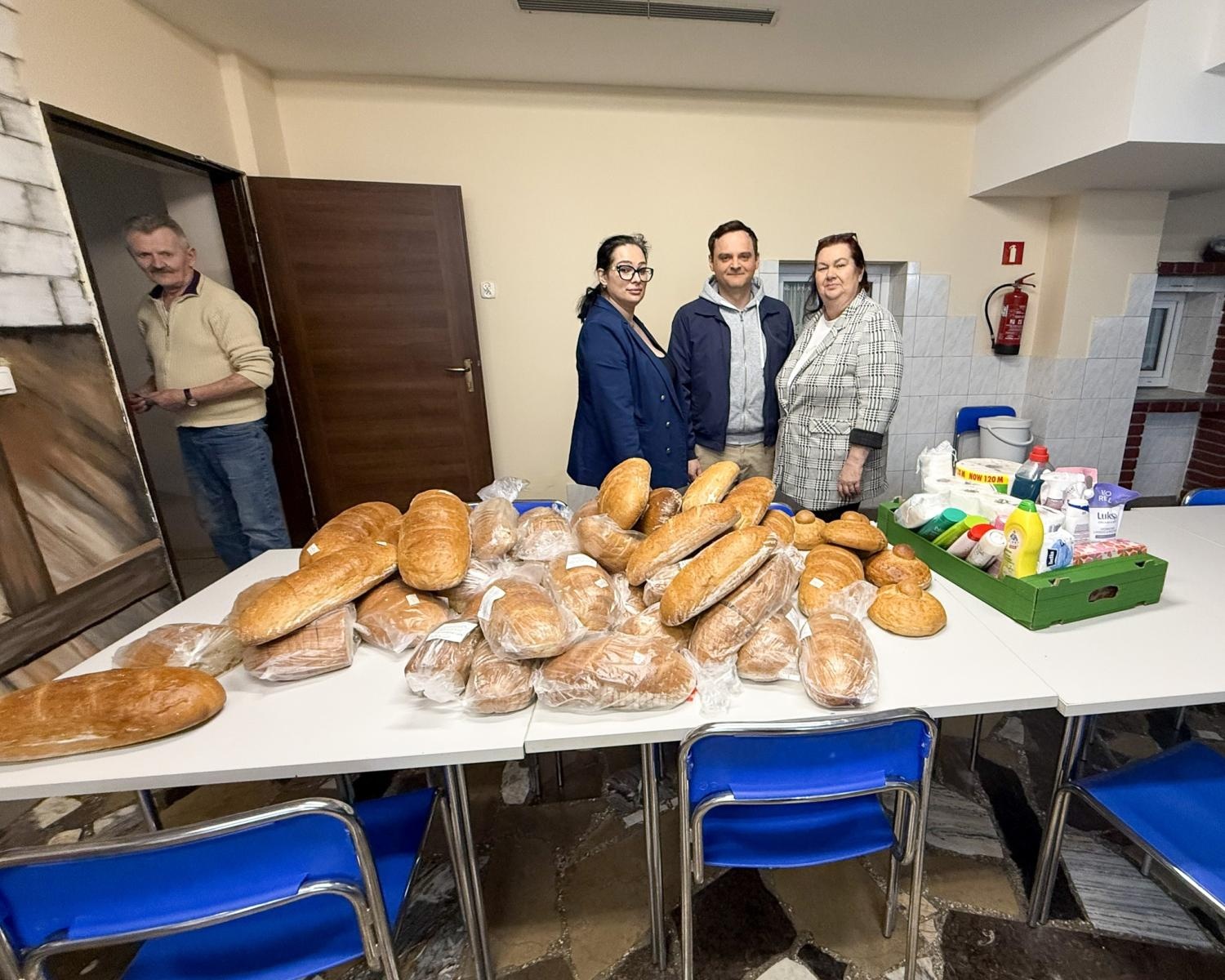 Zdjęcie w galerii na portalu naszraciborz.pl: Tradycja pomocy w Wielką Sobotę: Raciborscy Wolontariusze wspierają potrzebujących wiadomości z regionu