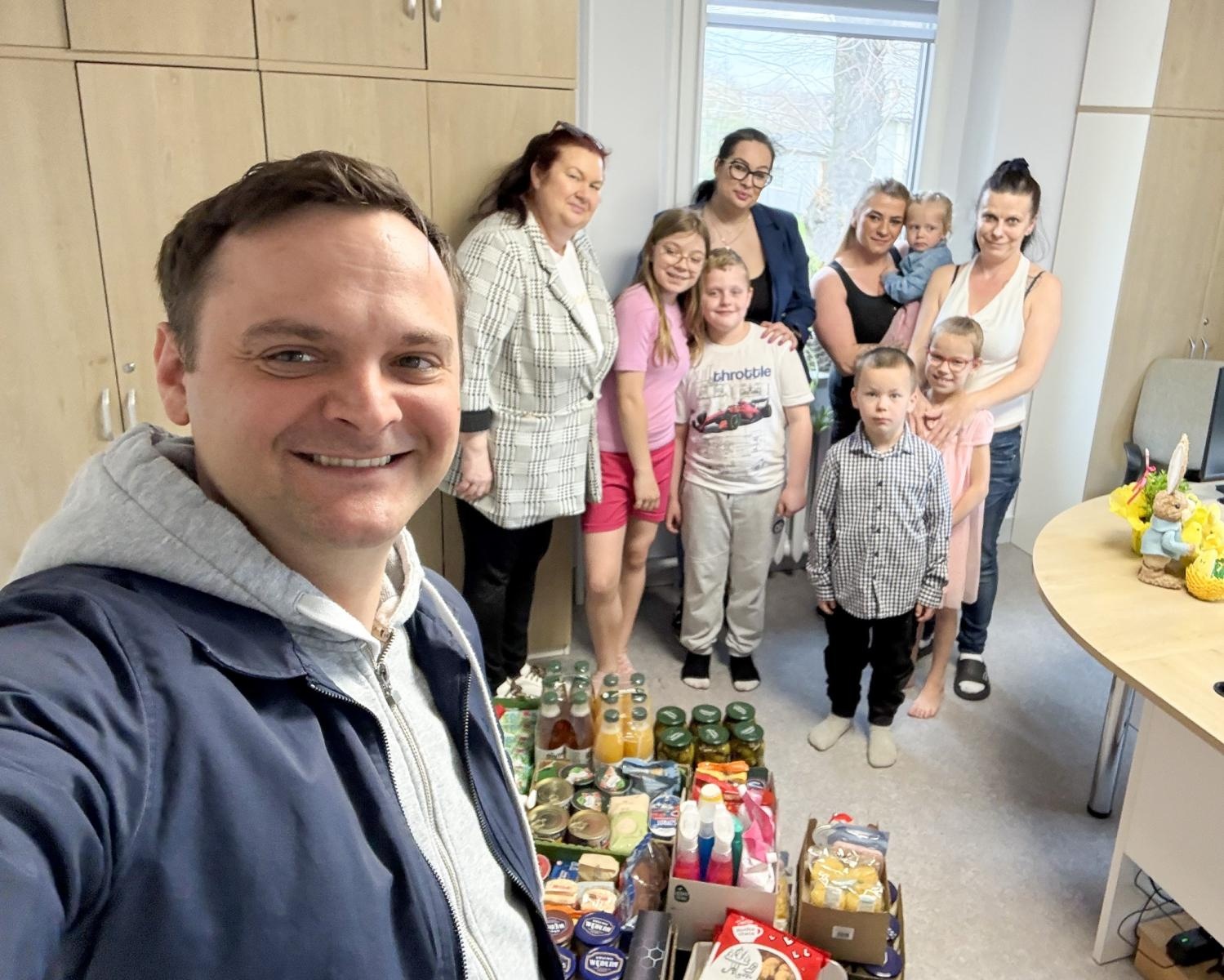 Zdjęcie w galerii na portalu naszraciborz.pl: Tradycja pomocy w Wielką Sobotę: Raciborscy Wolontariusze wspierają potrzebujących wiadomości z regionu