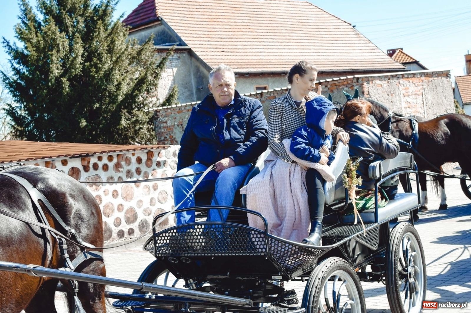 Zdjęcie w galerii na portalu naszraciborz.pl: Wielkanocna procesja konna w Zawadzie Książęcej przeszła polami trójwsi [FOTO i WIDEO] wiadomości z regionu