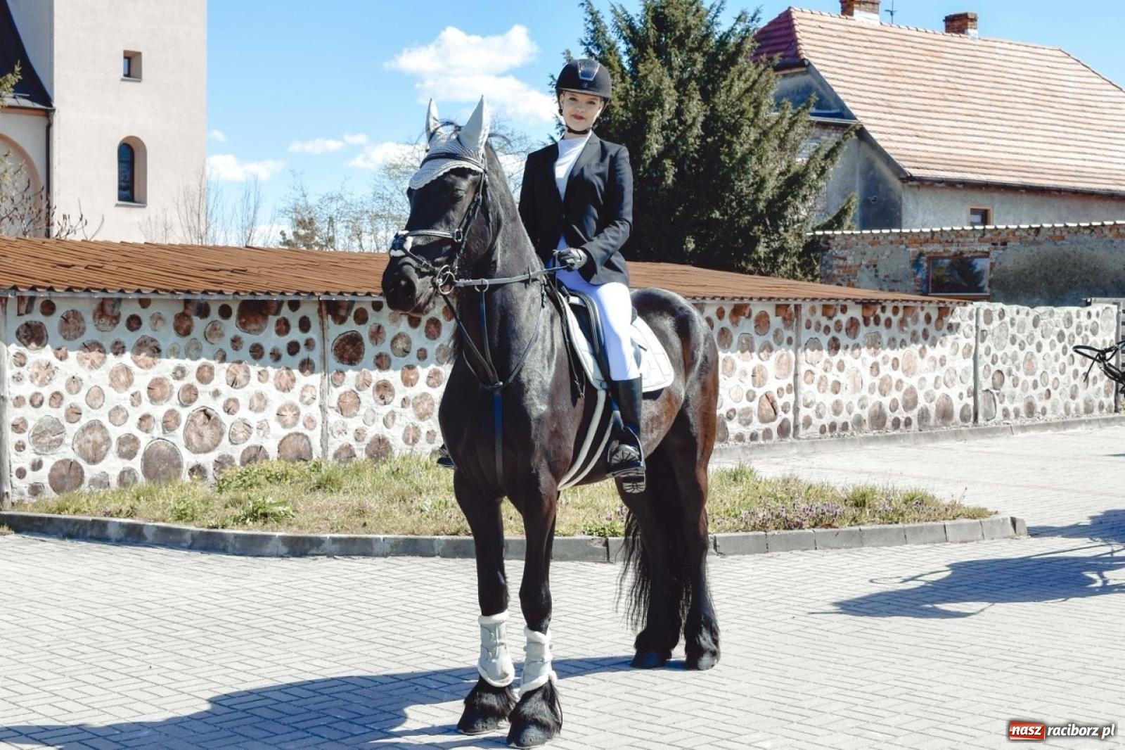 Zdjęcie w galerii na portalu naszraciborz.pl: Wielkanocna procesja konna w Zawadzie Książęcej przeszła polami trójwsi [FOTO i WIDEO] wiadomości z regionu