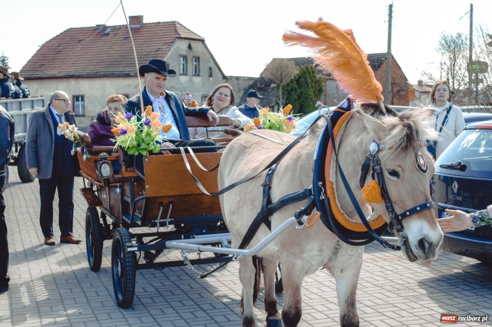 Zdjęcie w galerii na portalu naszraciborz.pl: Wielkanocna procesja konna w Zawadzie Książęcej przeszła polami trójwsi [FOTO i WIDEO] wiadomości z regionu