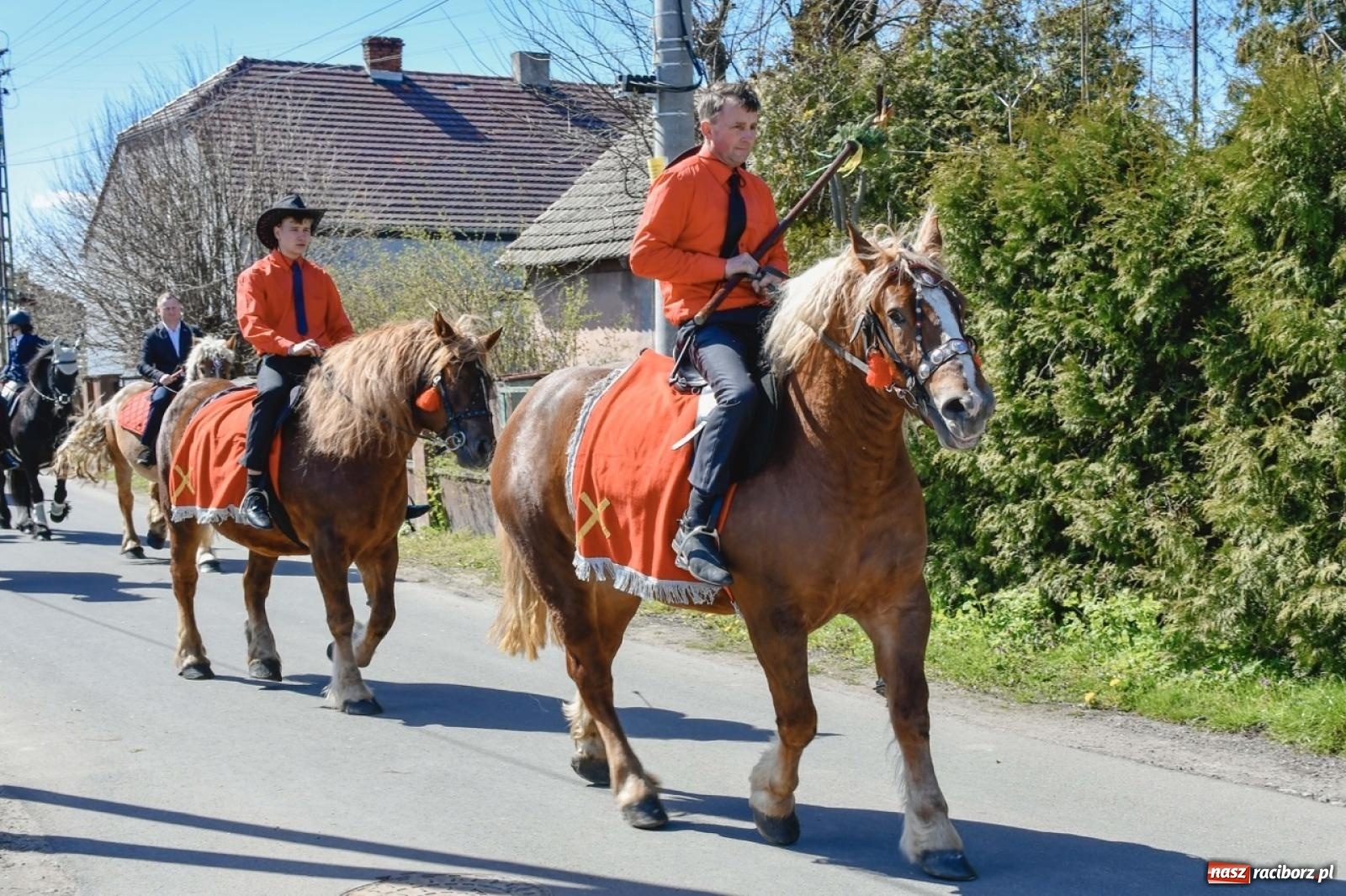 Zdjęcie w galerii na portalu naszraciborz.pl: Wielkanocna procesja konna w Zawadzie Książęcej przeszła polami trójwsi [FOTO i WIDEO] wiadomości z regionu
