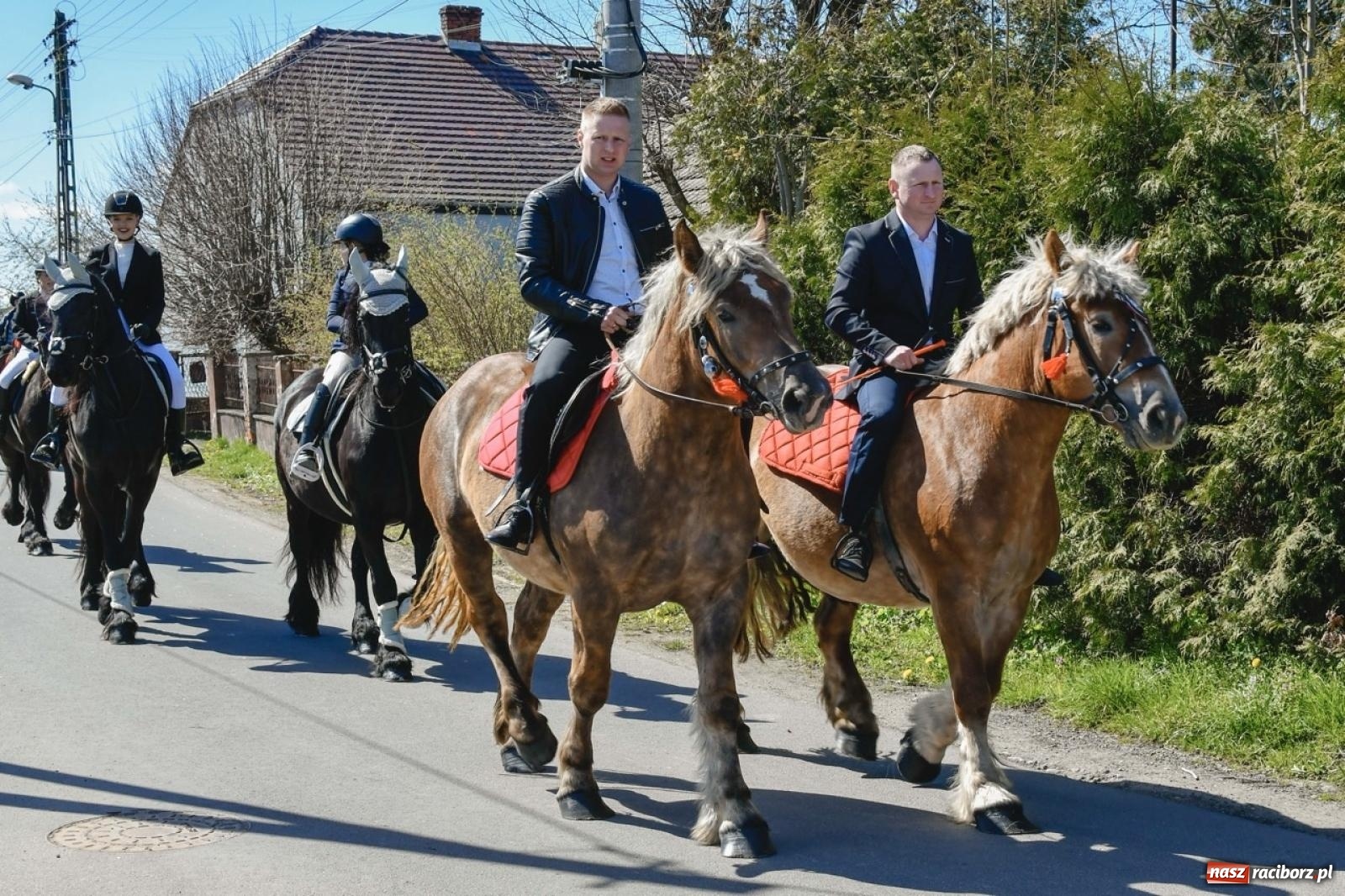 Zdjęcie w galerii na portalu naszraciborz.pl: Wielkanocna procesja konna w Zawadzie Książęcej przeszła polami trójwsi [FOTO i WIDEO] wiadomości z regionu