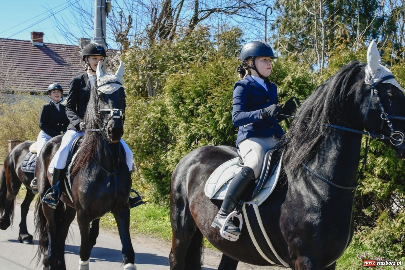 Zdjęcie w galerii na portalu naszraciborz.pl: Wielkanocna procesja konna w Zawadzie Książęcej przeszła polami trójwsi [FOTO i WIDEO] wiadomości z regionu