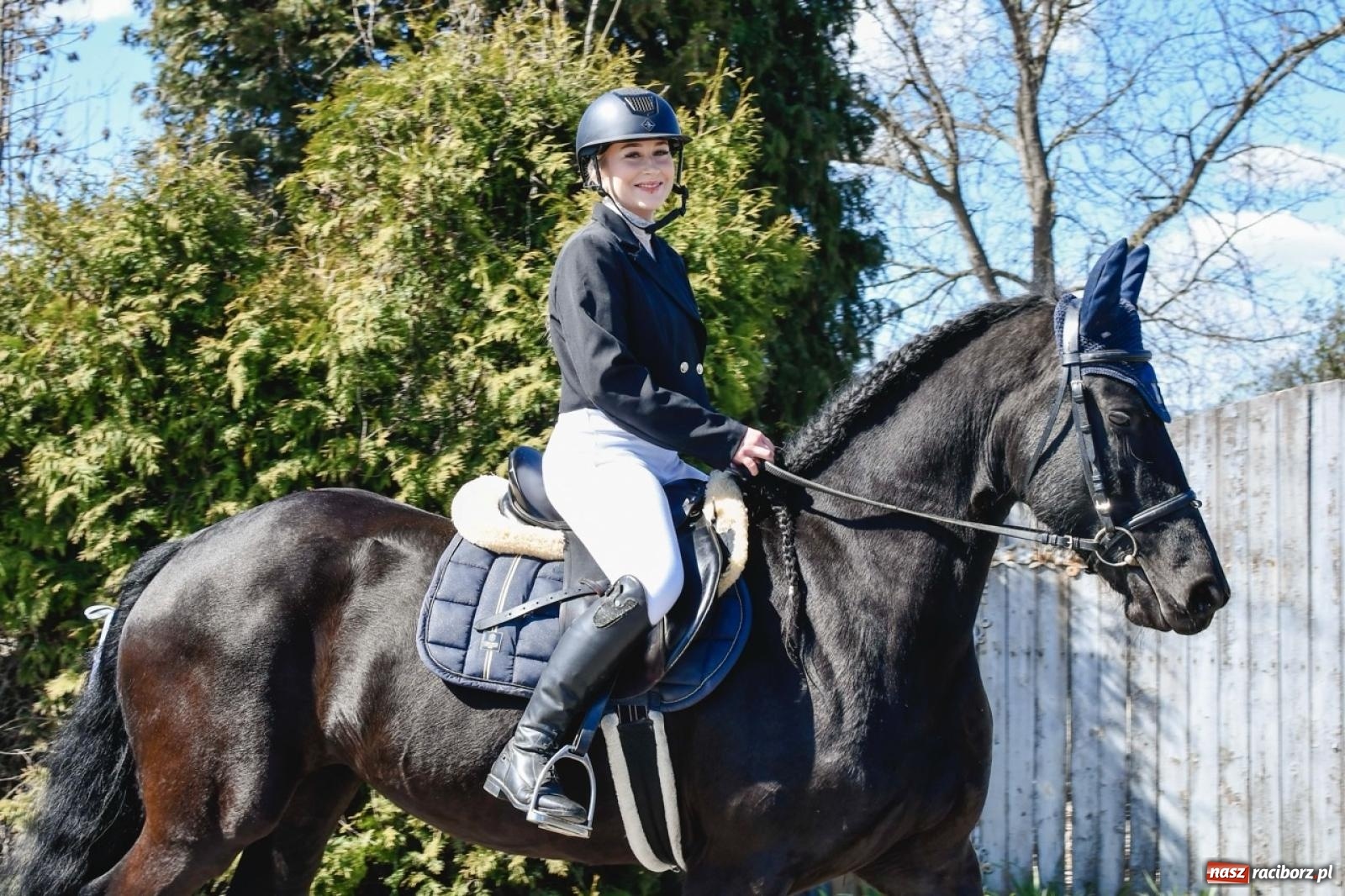 Zdjęcie w galerii na portalu naszraciborz.pl: Wielkanocna procesja konna w Zawadzie Książęcej przeszła polami trójwsi [FOTO i WIDEO] wiadomości z regionu