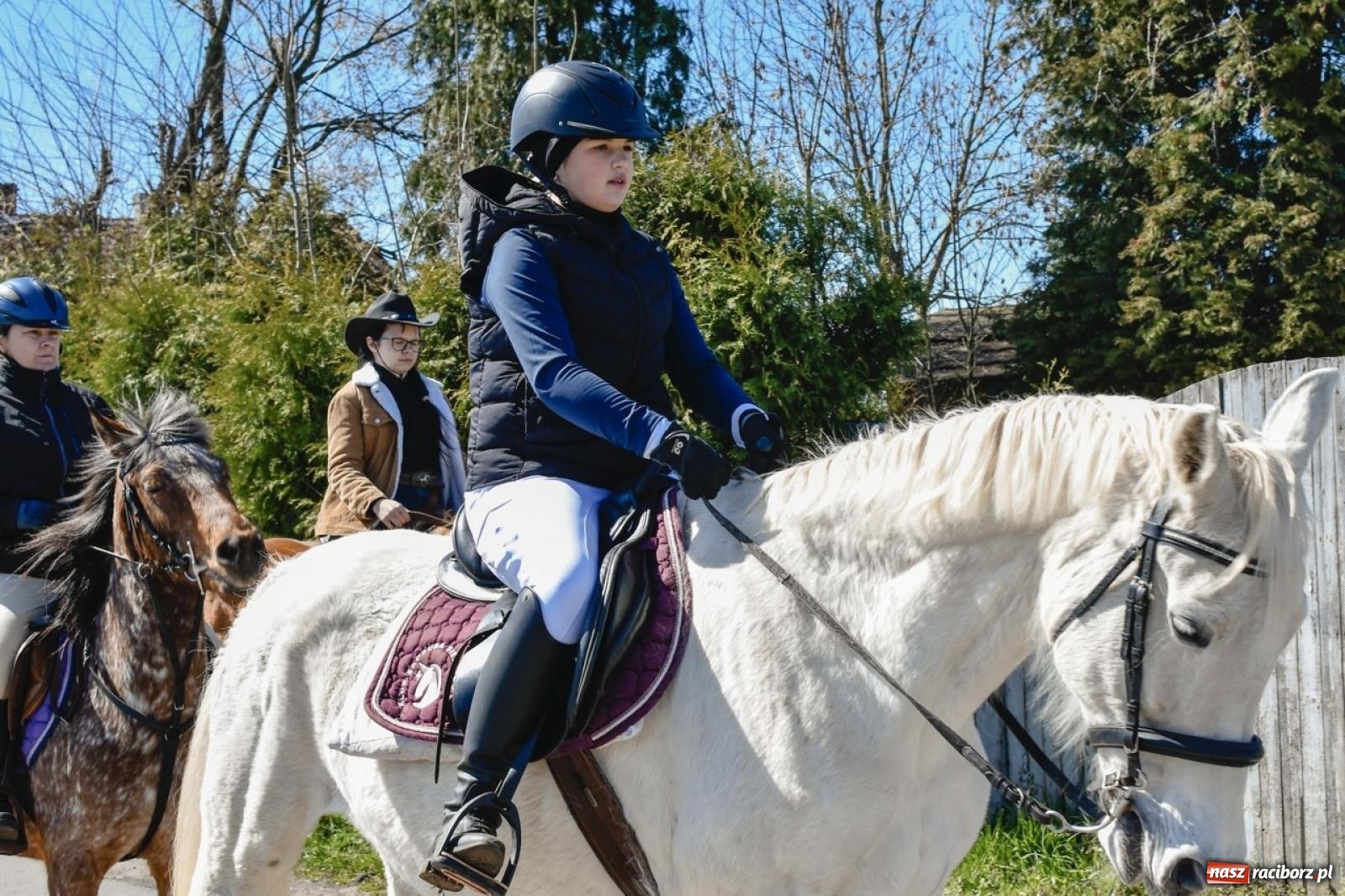 Zdjęcie w galerii na portalu naszraciborz.pl: Wielkanocna procesja konna w Zawadzie Książęcej przeszła polami trójwsi [FOTO i WIDEO] wiadomości z regionu