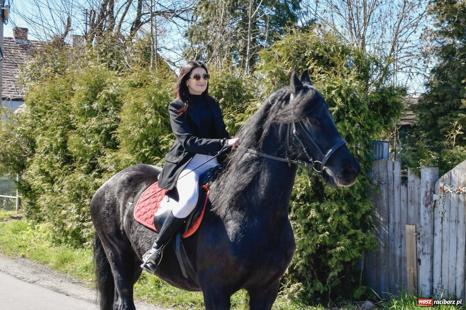 Zdjęcie w galerii na portalu naszraciborz.pl: Wielkanocna procesja konna w Zawadzie Książęcej przeszła polami trójwsi [FOTO i WIDEO] wiadomości z regionu