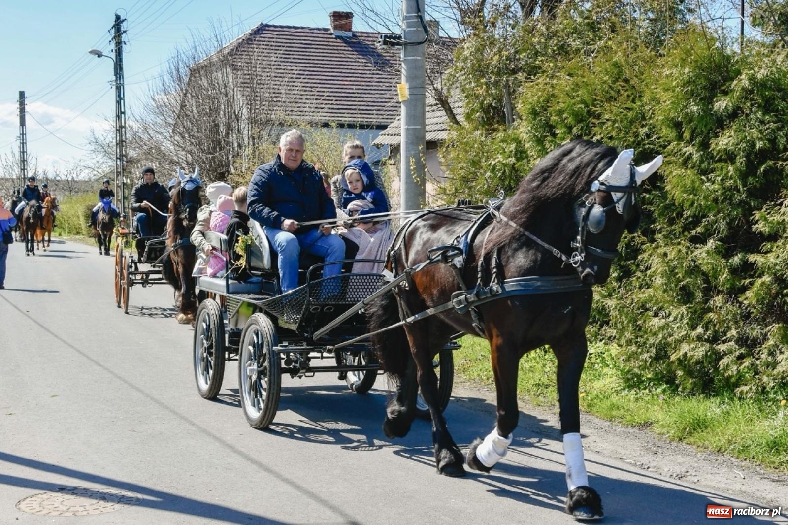 Zdjęcie w galerii na portalu naszraciborz.pl: Wielkanocna procesja konna w Zawadzie Książęcej przeszła polami trójwsi [FOTO i WIDEO] wiadomości z regionu