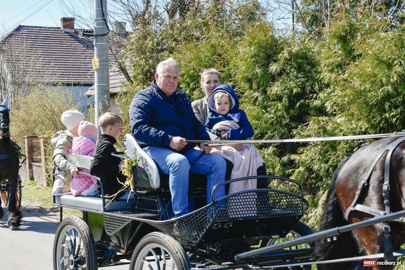 Zdjęcie w galerii na portalu naszraciborz.pl: Wielkanocna procesja konna w Zawadzie Książęcej przeszła polami trójwsi [FOTO i WIDEO] wiadomości z regionu