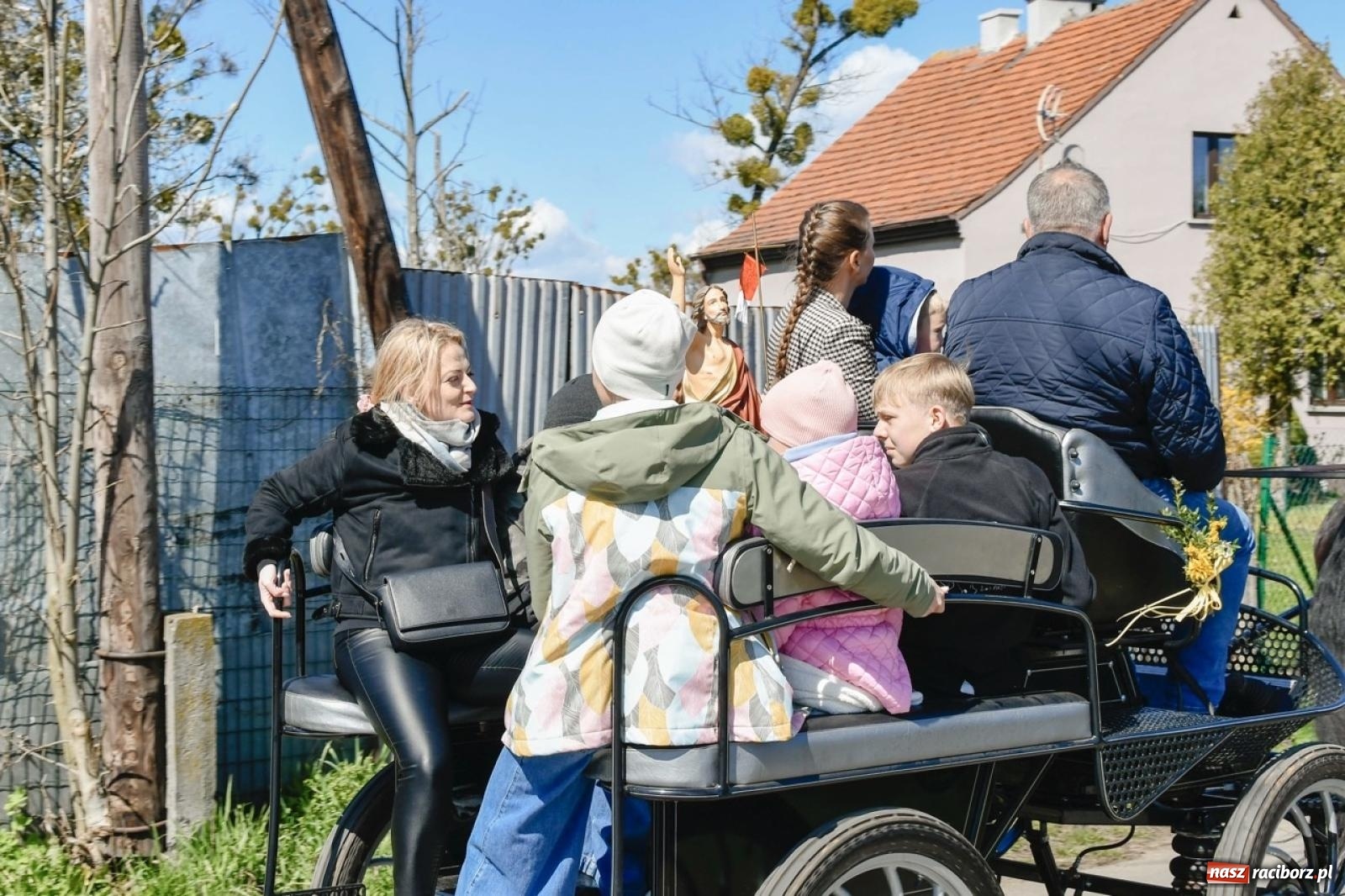 Zdjęcie w galerii na portalu naszraciborz.pl: Wielkanocna procesja konna w Zawadzie Książęcej przeszła polami trójwsi [FOTO i WIDEO] wiadomości z regionu